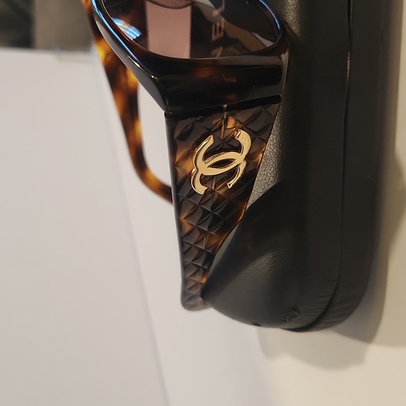 Chanel Tortoise Shell Gold CC Sunglasses w/Chanel Case - Picture 3 of 16